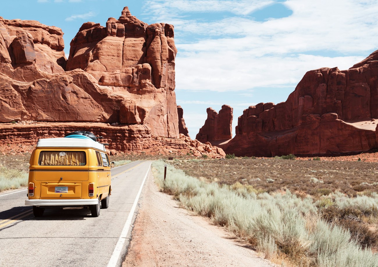 Groupe de voyageurs sur une route panoramique